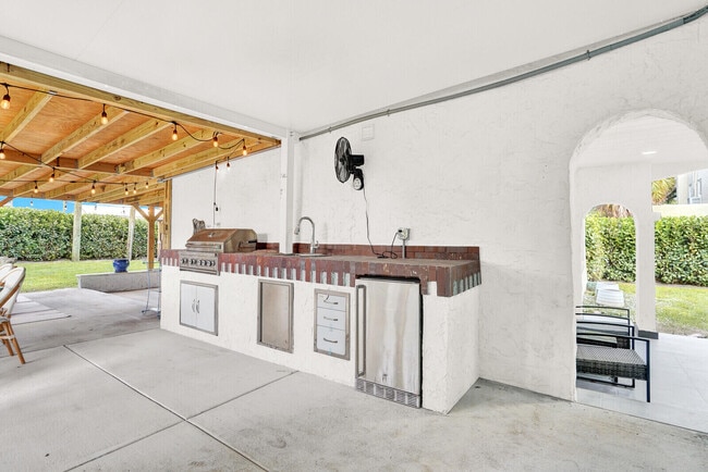 Building Photo - 727 Fernwood Dr