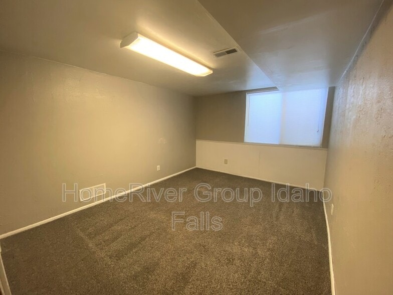 Building Photo - 106 S 3rd W