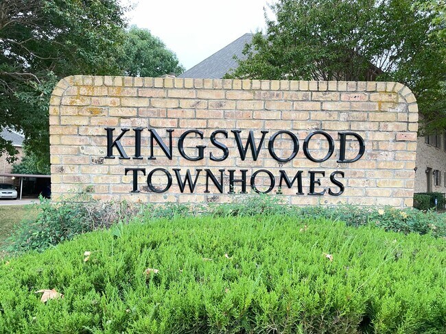 Building Photo - Cozy Townhome Minutes to the Chisholm Trai...