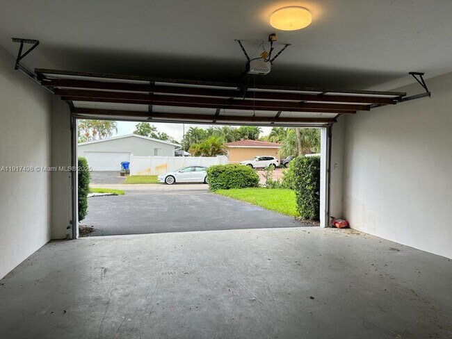 Building Photo - 1931 NE 55th Ct