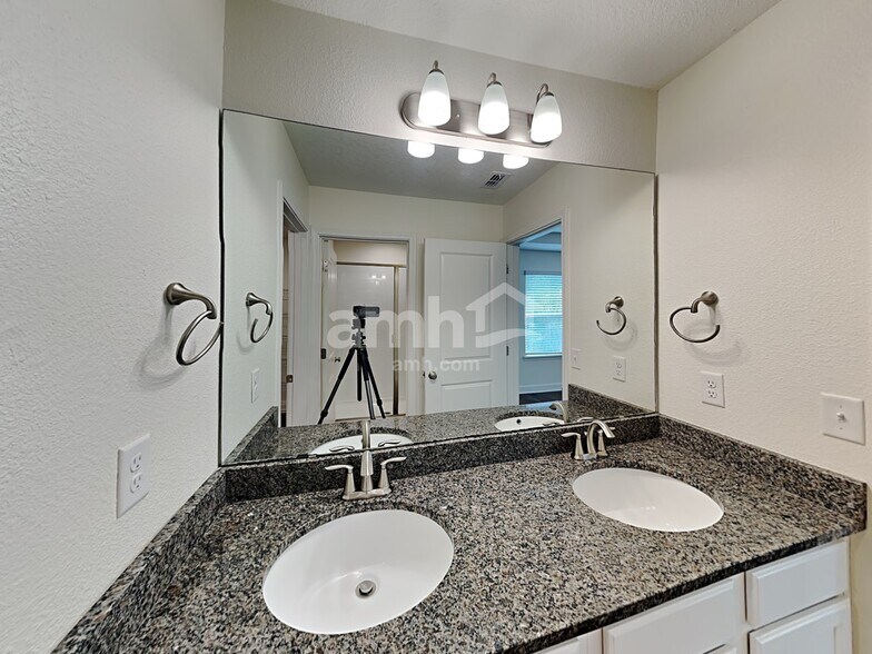 Building Photo - 8673 Highfield Ave