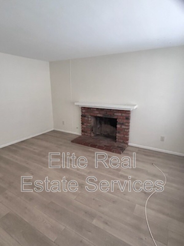 Building Photo - 3110 Manos Dr