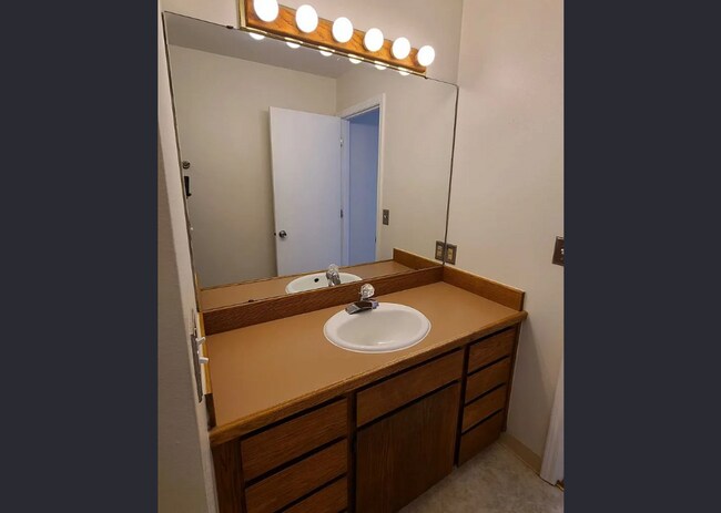 Building Photo - New Carpet! Fresh Paint - Well-maintained home in established neighborhood