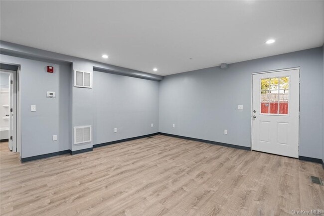 Building Photo - 20 Oak St