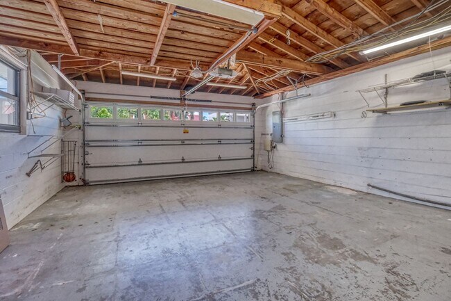 Building Photo - Treasure Island Three Bedroom, Two Bath Furnished Single Family Home on the water.