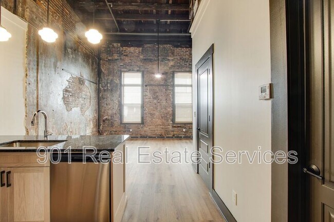 Building Photo - 124 Monroe Ave