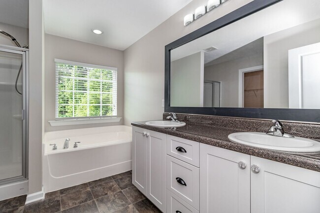 Building Photo - Large 3 bedroom (plus bonus), 2 1/2 bath home in Canterbury Farms!