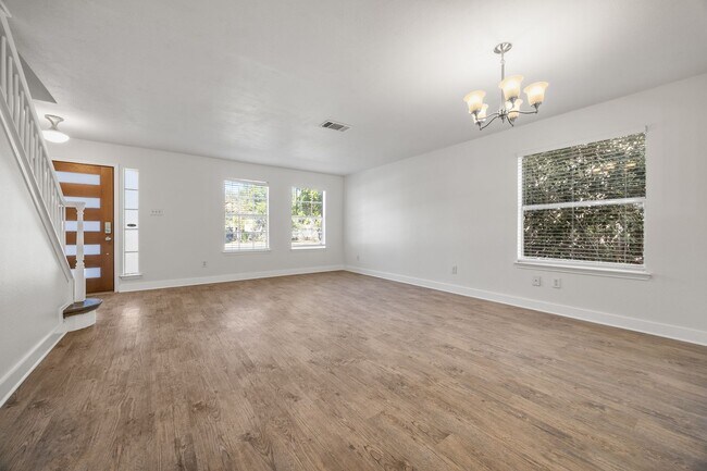 Building Photo - Charming Family Home in Highly Sought-Afte...