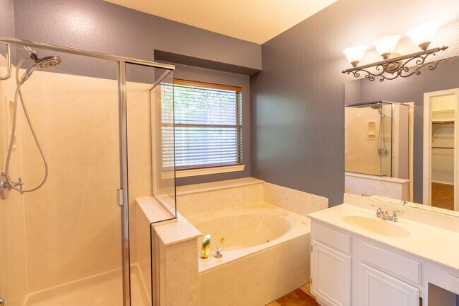 Building Photo - 4 bedroom, 2 bathroom home in South Austin!
