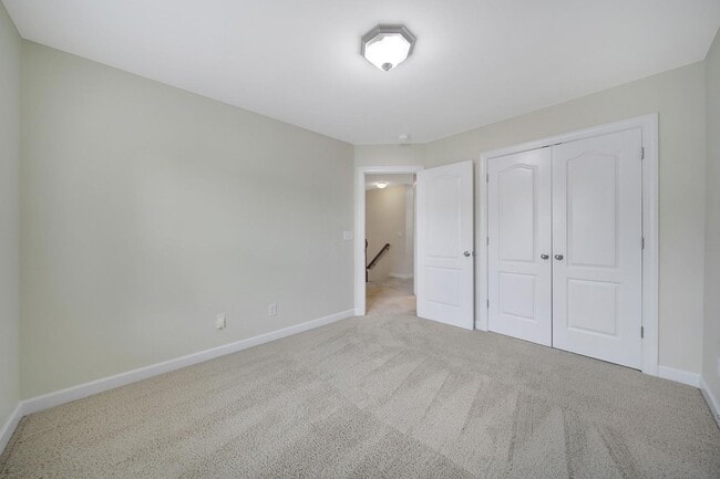 Building Photo - Lovely 3 Bed 2.5 Bath Townhome in Blakeny