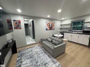 Building Photo - 824 S 20th Ave