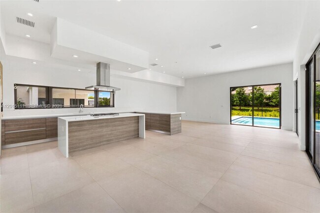 Building Photo - 16700 Botaniko Dr N