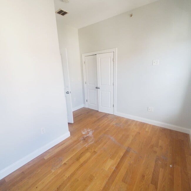 Building Photo - 355 Adams St