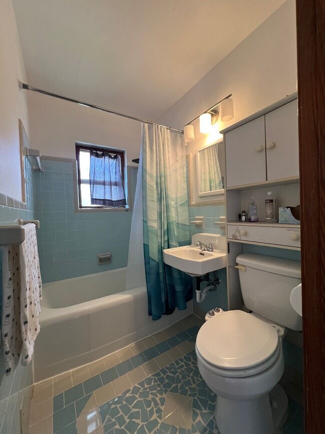Building Photo - $1,375 ** Annual Lease ** 1 Bedroom / 1 Ba...