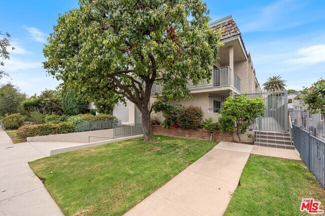 Building Photo - 1425 Centinela Ave