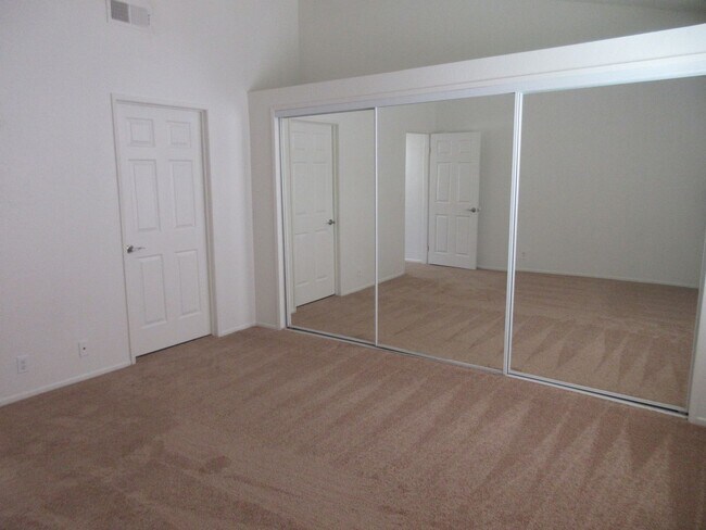 Building Photo - Wonderful townhouse on Glenoaks!