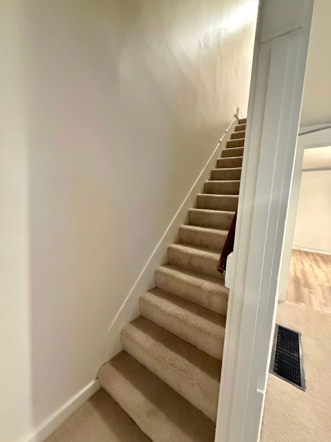 Building Photo - 144 E Main St