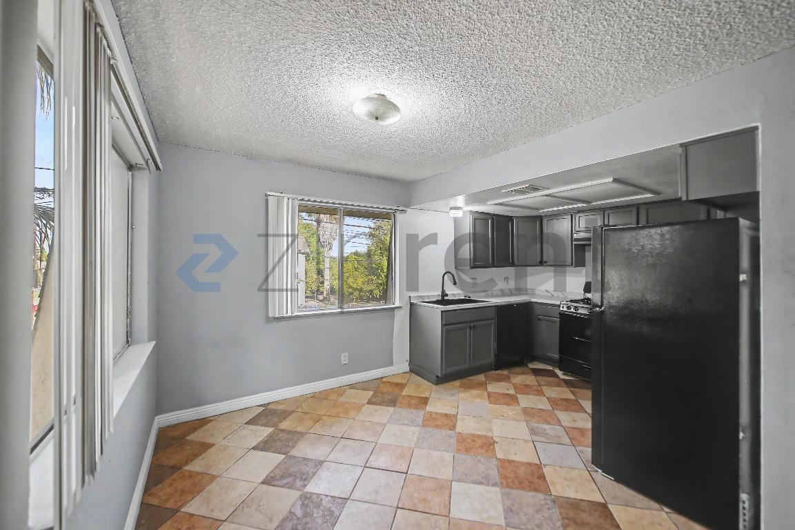 Building Photo - Unit D