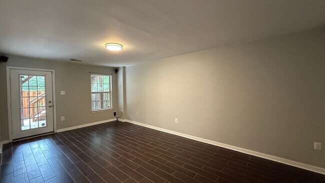 Building Photo - Glen Oaks Townhouse