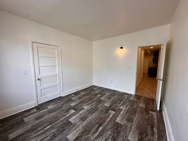Building Photo - 324 N 11th St