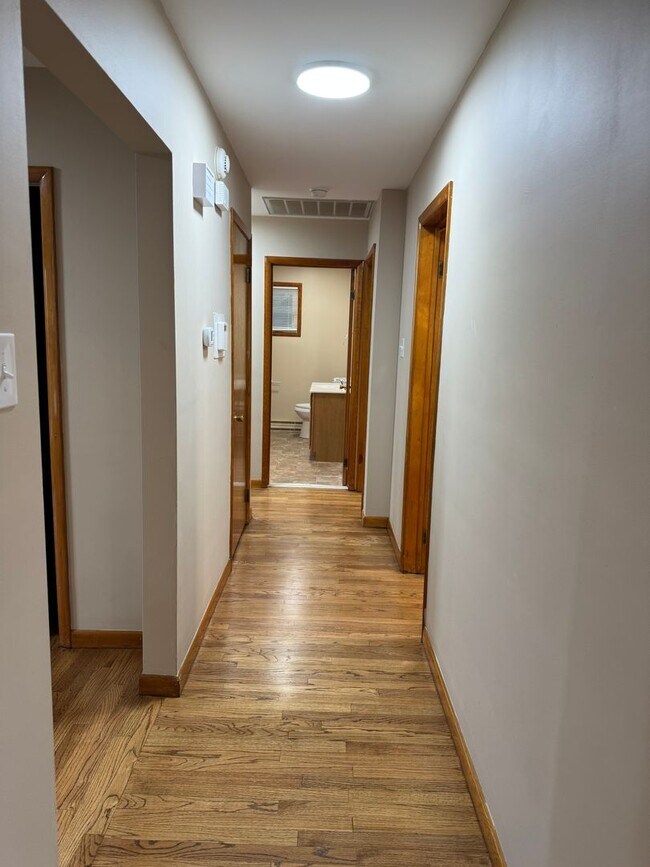 Building Photo - Stunning 3-bedroom, 3-bathroom single family home