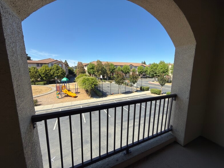 Balcony 2 - 300 Presidio St