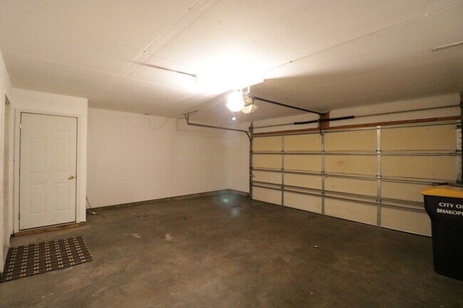 Building Photo - 7860 Old Carriage Ct