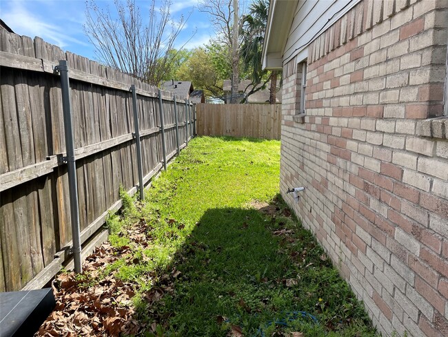 Building Photo - 16619 La Gloria Dr