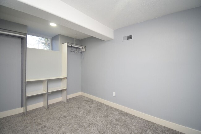 Building Photo - 2 Bed 1 Bath City Hideaway in SLC! Shops, Dining & Transit Nearby!!