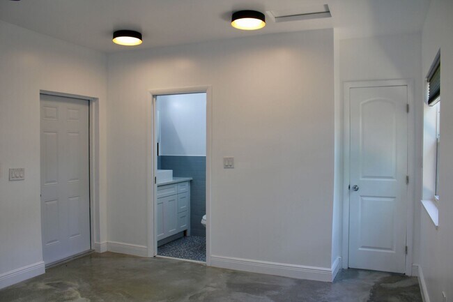 Building Photo - Fully Renovated 3/3 Northwood Home with Gu...