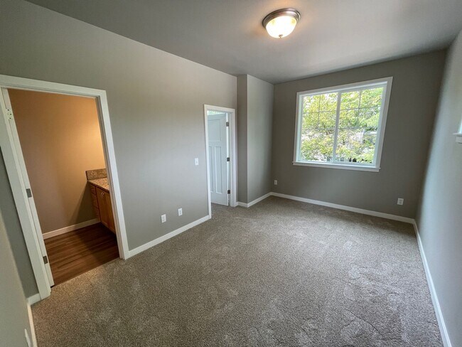 Building Photo - NEW 4 Bedroom / 4.5 Bath Duplex. A/C in every bedroom