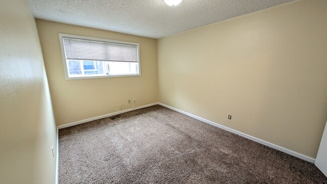 Building Photo - 2 bedroom 1 bath single level duplex