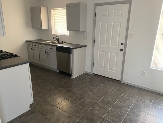 Building Photo - Beautiful 3 bedroom 2 bath in SW