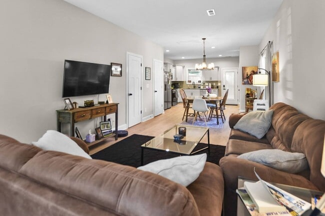Building Photo - Pet Friendly Two Bedroom!