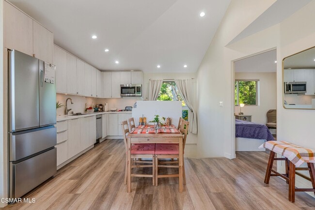 Building Photo - 116 S Glenroy Ave