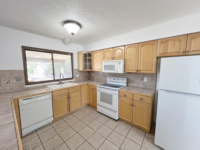 Building Photo - 7205 Avenida La Costa NE