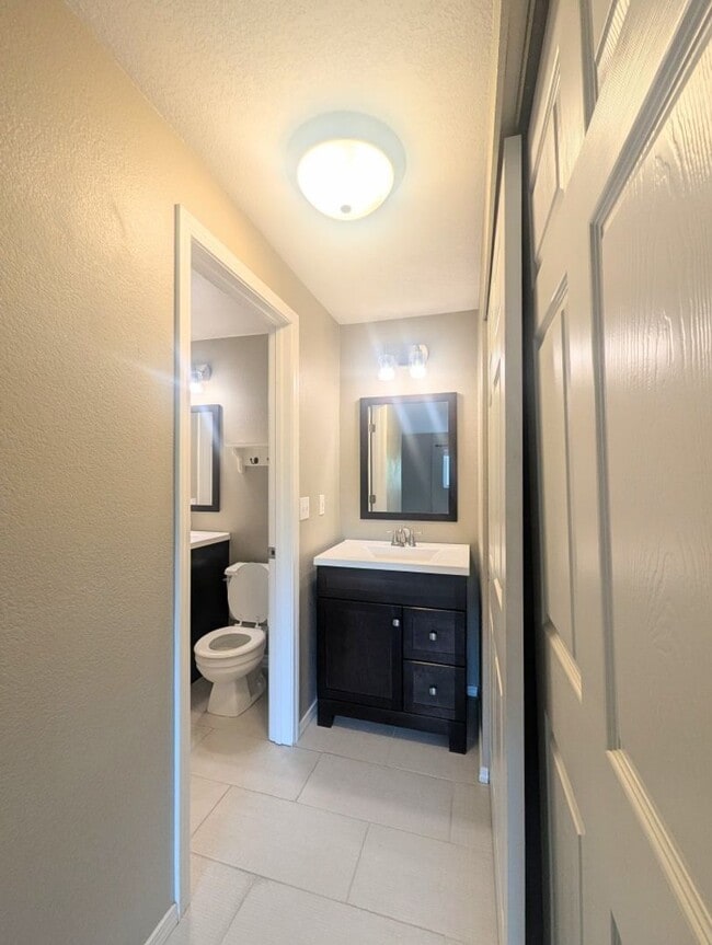 Building Photo - 2Bd/1.25Ba Shoreline Condo