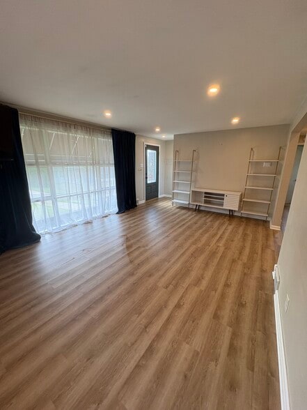 Building Photo - 1624 Sillview Dr