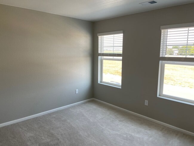 Building Photo - 1105 Blue Bell Rd