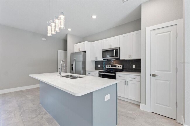 Building Photo - 3707 Fontainebleau St