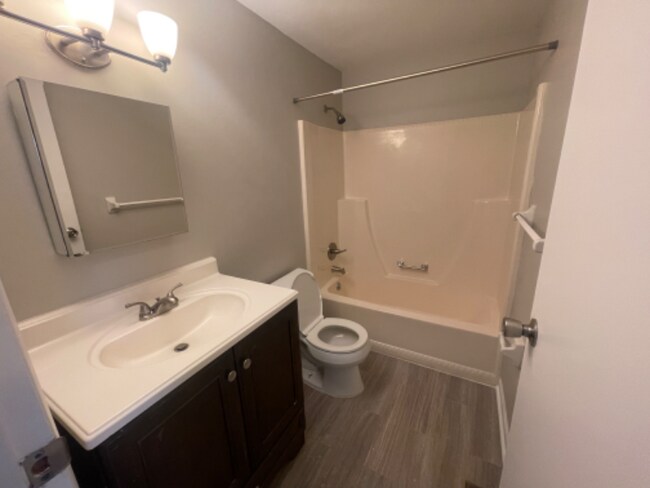 Building Photo - 2109 Wellington Ct