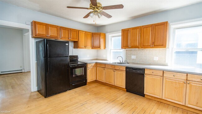 Building Photo - 2 br, 1 bath Triplex - 74 Vernon Street 2A