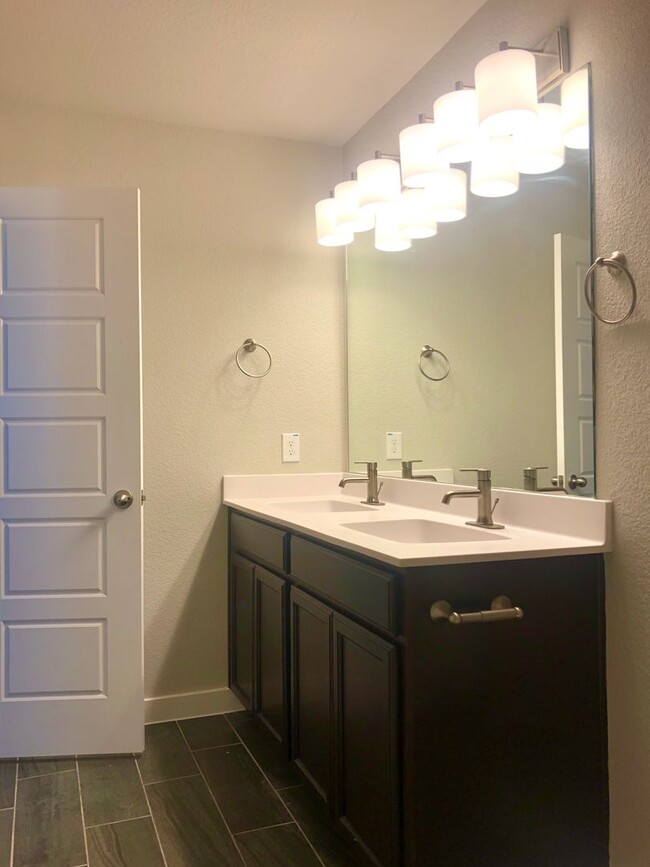 Building Photo - LUXURY 2 STORY DUPLEX LOCATED IN MIDLOTHIAN, TEXAS!