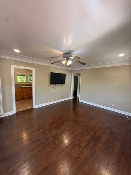 Building Photo - 1047 Rose Ave