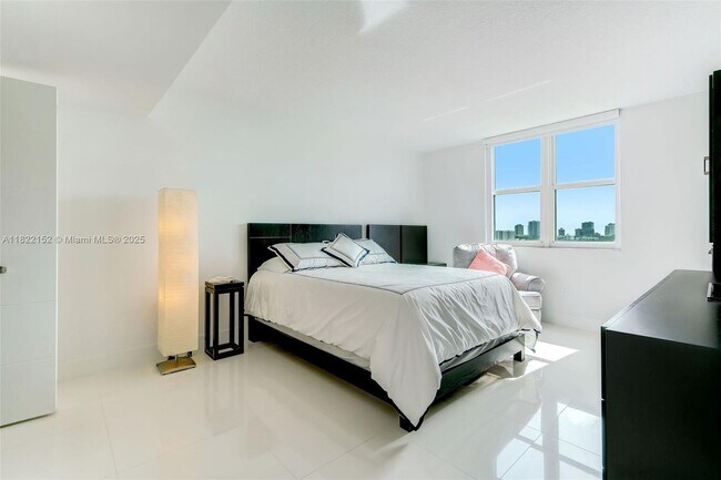 Building Photo - 3000 Coral Wy