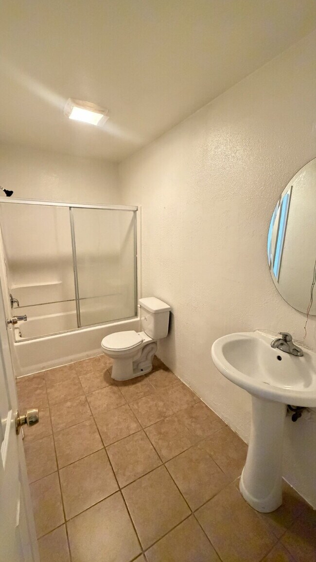 Building Photo - Spacious 3 Bed / 1 Bath Apartment with Open Layout & In-Unit Laundry