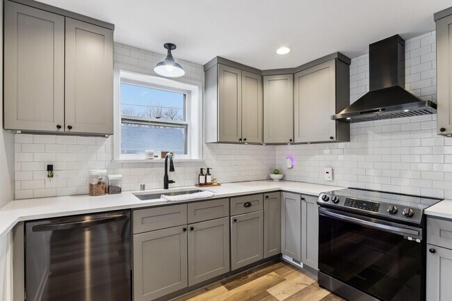 Building Photo - 6463 N Garden Grove Ln