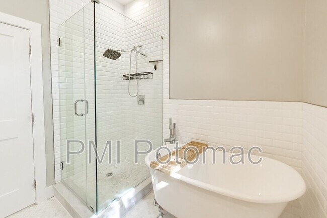 Building Photo - 1839 D St NE