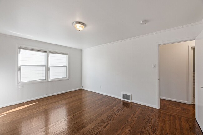 Building Photo - Stunning, Pet Friendly Edwardian 2BR Remod...