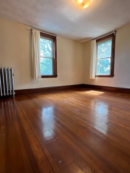 Building Photo - 82 Newburg St